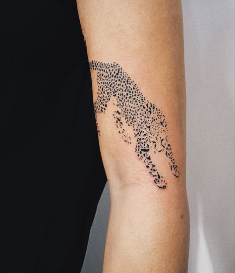 Dot Art Tattoo, Cheetah Tattoo, Leopard Tattoos, Tattoo Animal, Dot Work Tattoo, Black B, S Tattoo, Dot Art, Minimal Tattoo