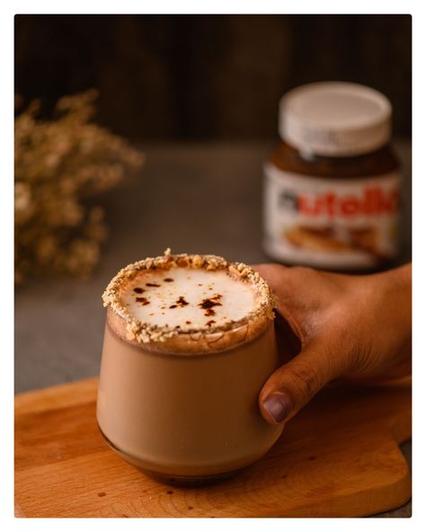 Nutella Latte is a heavenly concoction that combines the rich, velvety goodness of espresso with the sweet and hazelnutty magic of Nutella. If you're a fan of coffee and have a sweet tooth, this drink is about to become your new best friend. Nutella Coffee Starbucks, Nutella Cream Latte Recipe, Nutella Iced Coffee, Nutella Iced Latte, Nutella Shake, Nutella Latte, Gluten Free Coffee, Milk Foam, Coffee Powder