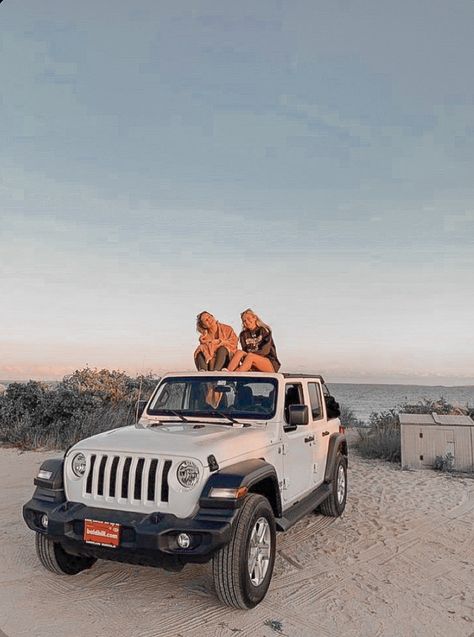 White Jeep Wrangler, Beach Jeep, White Jeep, Jeep Photos, Dream Cars Jeep, Jeep Lover, Jeep Wrangler Rubicon, Best Friends Shoot, Cute Friend Pictures