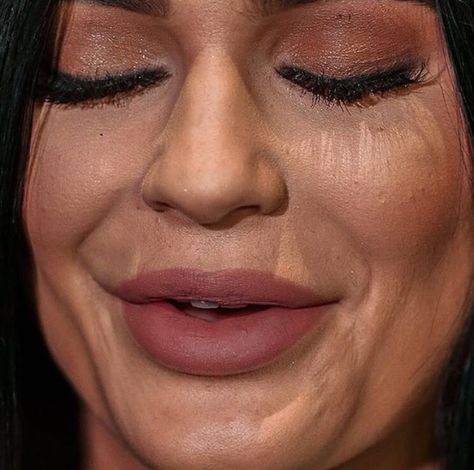 Is Kylie even 21 yet? Her rubbery skin here looks like she’s 41. Kylie Jenner Face, Maquillaje Kylie Jenner, Kardashian Memes, Kylie Jenner Fotos, Look Kylie Jenner, Kylie Jenner Hair, Celebs Without Makeup, Looks Kylie Jenner, Estilo Kylie Jenner