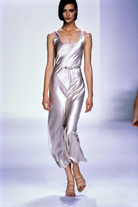 See the complete Calvin Klein Spring 1995 collection and 9 more Calvin Klein shows from the ‘90s. Slip Dress Street Style, 1995 Fashion, 90s Slip Dress, Shalom Harlow, 90s Fashion Women, Vintage Runway, Silver Silk, Vintage Calvin Klein, Calvin Klein Collection