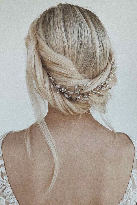 60+ Great Hair Updos For Christmas Boho Braided Hairstyles, Find Hairstyles, Beautiful Haircuts, Messy Updo, Bob Hairstyles For Fine Hair, Slicked Back Hair, Boho Braids, Great Hair, Short Hairstyles For Women