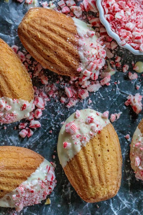 Madeline Cake, Madeleines Recipe, Madeline Cookies, Madeleine Recipe, Cake Dip, Freeze Dried Strawberries, Dried Strawberries, Little Cakes, Chocolate Peppermint