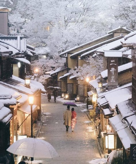 BEAUTIFUL DESTINATIONS on Instagram: “Winter in Kyoto. ❄️ A passageway to Japan's past, Kyoto is blanketed with a peaceful atmosphere that becomes even dreamier in the winter…” Kyoto Winter, Kiyomizu-dera Temple, Photography City, Love Store, Japan Photography, Japan Street, Japan Travel Guide, January 23, Japan Photo