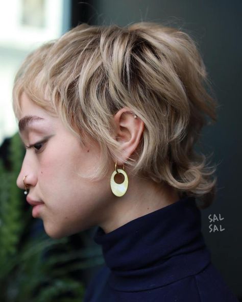 Dark Blonde Wolf Cut Mullet Low Maintenance Short Haircut, Mod Hair, Pixie Cut With Bangs, Short Hair Lengths, Hair Inspiration Short, Choppy Hair, Wolf Cut, Linda Evangelista, Celebrity Hair Stylist