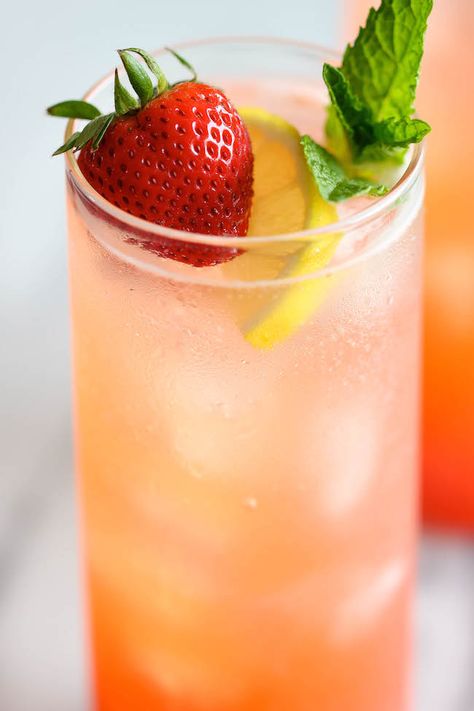 Sparkling Strawberry Lemonade, Strawberry Lemonade Recipe, Sparkling Lemonade, Squeezed Lemon, Summertime Drinks, Sparkling Drinks, Refreshing Summer Drinks, Strawberry Puree, Lemonade Recipes