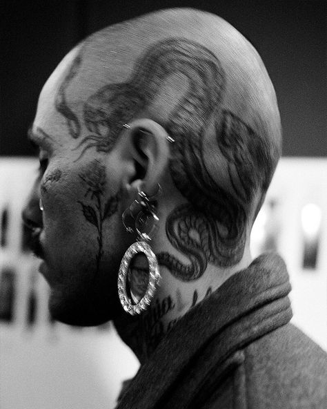 Converting Culture on Instagram: “Backstage at Sanchez-Kane FW18 by Julio Nuño.” Bald Head Tattoo, Tattoo People, Arte 8 Bits, Face Tattoos, Head Tattoos, Dope Tattoos, Body Modifications, Blackwork Tattoo, Body Mods