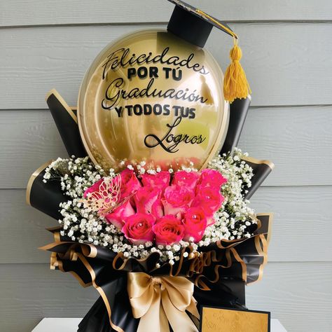 Class 2024! 🤩🤩🤩 Our Pink Romance arrangement is adaptable for any occasion! This time we use black paper with gold and we love the result 😍 #regalospersonalizados #detalles #balloons #foilballoons #sorprende #birthdayballoons #flowersarrangement #onlineflorist #flowerbox #arrangement #birthdayflowers #localfloristknox #flowerworkshop #flowerartistloudon #flowergifts #pinkromance #graduation #graduationarrangement Graduation Ramos For Guys, Graduation Roses Bouquet, Graduation Flowers Bouquet Ideas, Graduation Flower Arrangements, Graduation Balloon Bouquets, Graduation Bouquet Ideas, Graduation Flowers Bouquet, Bouquet Diy Gift, Man Bouquet