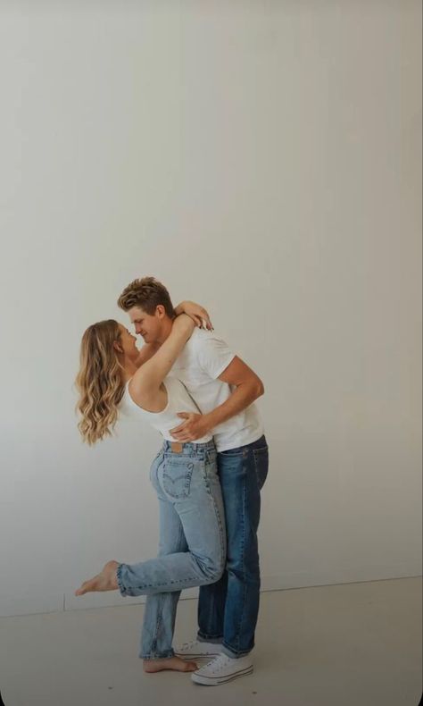 Studio Couples Poses, Couple Poses On Bed, White Studio Couple Photoshoot, Valentine’s Day Poses Couples, Couples Posing Guide, Couple Photo Indoor, Couole Foto Idea, Anniversary Photo Shoot Ideas Studio, Engagement Photos Inside Studio