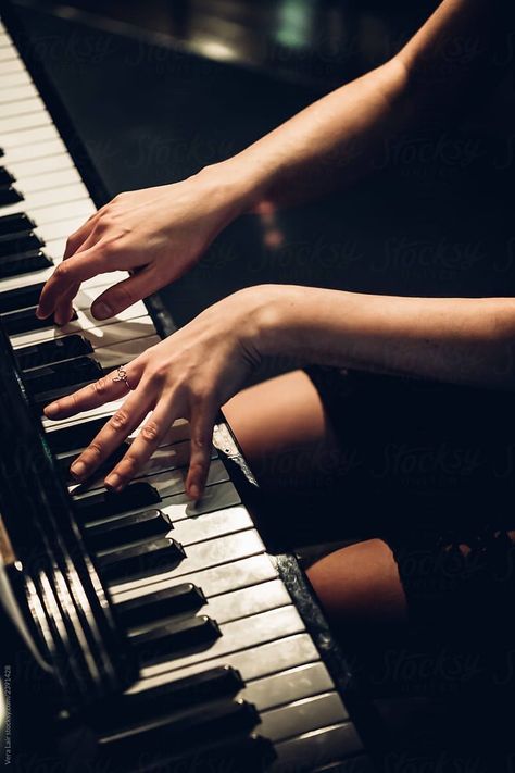 Piano Photoshoot, Song Recording, Piano Hands, Piano Photography, Piano Girl, Mixing And Mastering, Musician Portraits, Hand Photography, Hand Reference