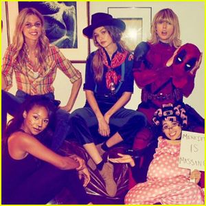 Taylor Swift Dresses as Deadpool While Celebrating Halloween With Her Squad Camila Cabello, Gigi Hadid, Martha Hunt, Lily Donaldson, Emmie Gundler and Kennedy Raye Taylor Swift Squad, Deadpool Halloween, Taylor Swift Halloween, Taylor Swift Halloween Costume, Ryan Reynolds Deadpool, Taylor Swift Costume, Deadpool Costume, Taylor Swift Dress, Costume Carnaval