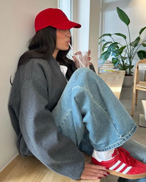 Red Cap Outfit, Red Adidas Outfit, Red Sneakers Outfit, Adidas Samba Women, Adidas Gazelle Outfit, Samba Outfit Ideas, Adidas Samba Outfits, Samba Outfits, Aesthetic Overalls Outfit