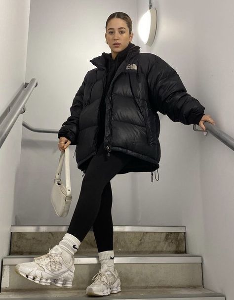 Comfy Puffer Jacket Outfit, North Face Puffer Jacket Outfit Women, Winter Outfits Puffer Jacket, Puffer Jacket Outfit Women, North Face Puffer Outfit, North Face Puffer Jacket Outfit, Puffer Outfit, Japan Outfits, Simple Winter Outfits