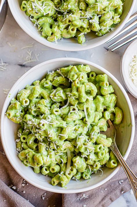 Classic comfort food with a veggie-loaded twist! This Spinach Mac and Cheese recipe comes together quickly, is packed with fresh or frozen spinach, is easy to make in just 15 minutes, and tastes like the most amazing homemade mac and cheese! Spinach Mac And Cheese, Natural Nurturer, One Pot Recipes, Cheesy Mac And Cheese, New Recipes For Dinner, Gumbo Recipe, Mac And Cheese Recipe, Spinach Recipes, Spinach And Cheese