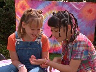 Hilary Duff as Lizzie McGuire & Lalaine as Miranda Sanchez Lizzie Mcguire Outfits, 2000s Hair, 2000s Hairstyles, Lizzie Mcguire Movie, 90s Grunge Hair, Early 2000s Fashion, Lizzie Mcguire, 90s Hairstyles, Hilary Duff