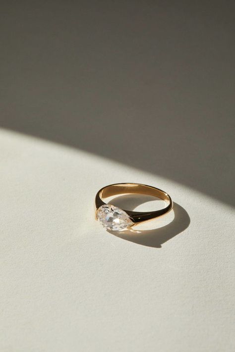 Australian Engagement Ring Shopping Guide - Style Guide The Lane Casual Wedding Rings, Vintage Engagement Rings Georgian, Inlaid Diamond Engagement Ring, Design Your Own Wedding Ring, Prongless Engagement Ring, Low Set Wedding Rings, Perfect Engagement Ring Gold, Clear Engagement Ring, Sarah And Sebastian Jewellery