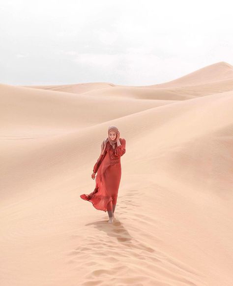 Desert Photography Ideas, Desert Outfit Ideas Dubai, Leena Snoubar, Desert Outfit Ideas, With Love Leena, Love Leena, Dubai Photos, Outfit Ideas Hijab, Dubai Outfit