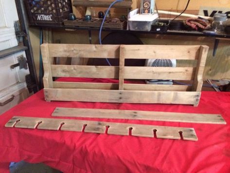 Pallet Wine Glass Holder, Diy Pallet Wall Decor, Pallet Wine Rack Diy, Pallet Wall Decor, Pallet Wine Rack, Diy Pallet Wall, Pallet Wine, Pallet Projects Furniture, Pallet Project