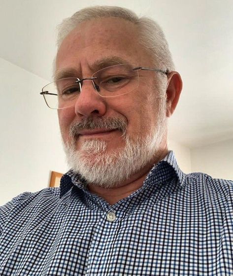 Old Man Pictures, Old Man Face, Female Cop, Iphone Wallpaper For Guys, Self Pictures, Handsome Older Men, Army Pics, Scammer Pictures, Doctor Picture