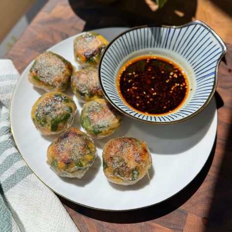 Crispy Chive and Shrimp Rice Paper Dumplings Crispy Dumplings, Spring Rolls Recipe Shrimp, Rice Paper Dumplings, Green Onions Recipes, Rice Paper Recipes, Shrimp Rice, Chinese Chives, Shrimp Spring Rolls, Shrimp Dumplings