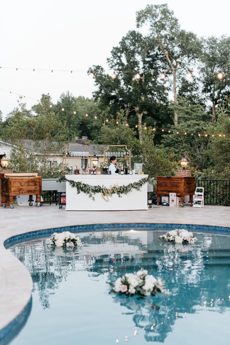 Intimate Charleston Poolside Wedding with floating florals and romantic classic planning! Backyard Wedding Reception With Pool, Wedding With Pool Backyard, Wedding Pool Floating Decorations, Simple Pool Wedding Ideas, Reception Pool Party, Wedding Reception Poolside, Wedding Reception Pool Party, Decorate Pool For Wedding, Floating Lights In Pool Wedding