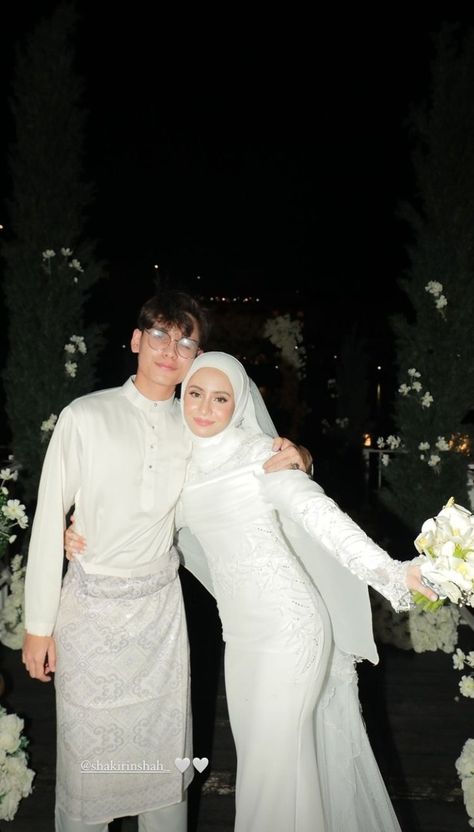 Nikah Dress Malay, Wedding Nikah Dress, Adat Malaysia Wedding, Wedding Dresses Malaysia, Malay Nikah Outfit, Wedding Dress Malaysia Hijab, Malay Wedding Dress Reception, Dress Nikahan Hijab, Muslim Wedding Dress Hijab Bride Simple