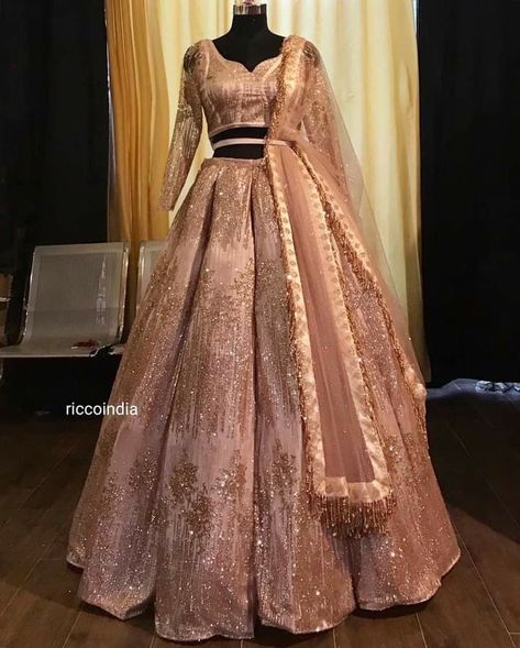 India Costume, Dress Bustle, Onion Pink, Lehenga Choli Designs, Sharara Designs, Gold Lehenga, Luxurious Dress, Indian Outfits Lehenga, Wedding Lehenga Designs