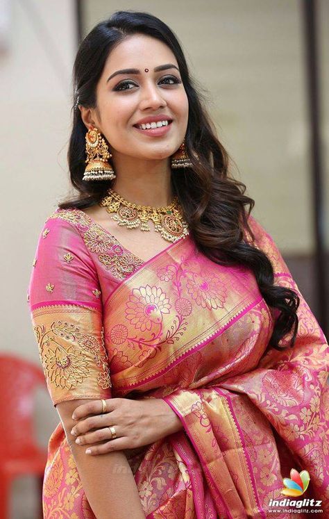 Nivetha Pethuraj South Indian Bridal Hairstyles, Handmade Blouse, Nivetha Pethuraj, Heavy Work, Indian Bridal Hairstyles, Bridal Hairstyles, Pink Saree, Beautiful Saree, Indian Beauty Saree