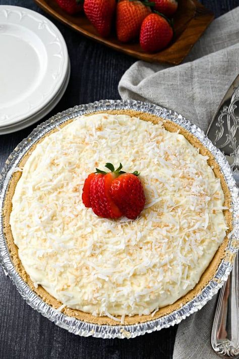 Light Coconut Cream Pie made with a graham cracker crust, whipped topping, sugar-free vanilla pudding, cream cheese, and toasted coconut. Gluten Free Coconut Cream Pie, Sugar Free Coconut Cream Pie, Easy Coconut Cream Pie, Coconut Cream Pie Easy, Pudding Pie Recipes, Sugar Free Vanilla Pudding, Cheese Pudding, Coconut Cream Pie Recipes, Sugar Free Jello