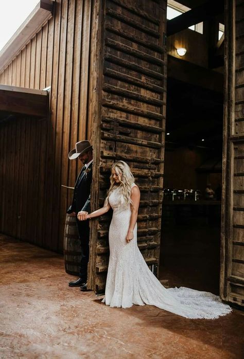 Madiwagnerphotography Country Wedding Pictures, Country Western Wedding, Country Wedding Photos, Country Wedding Photography, Photo Graphy, Western Themed Wedding, Barn Wedding Photos, Groom Photoshoot, Barn Wedding Photography