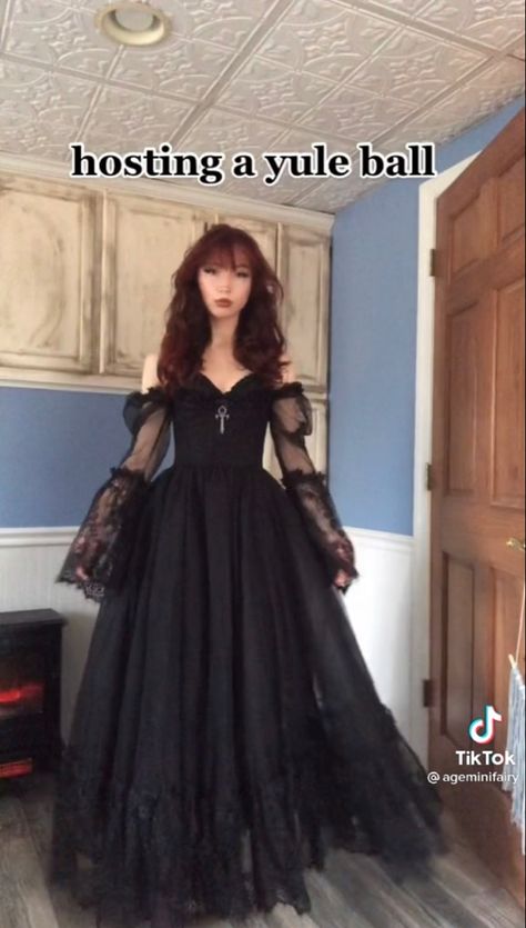 Yule Ball Dresses, Yule Ball Outfits, Yule Ball Dress, Gothic Prom Dress, Baddie Dresses, Grad Outfits, Gala Outfit, Yule Ball, Black Prom Dress