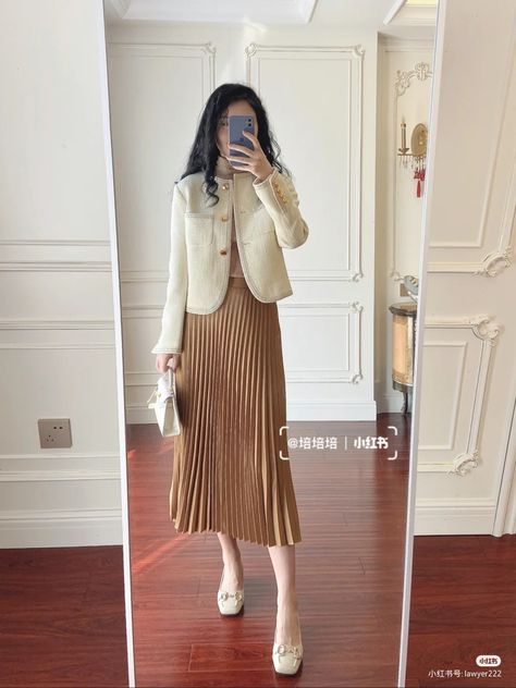 Plated Skirt Outfit Classy, Office Look Skirt, Plisket Skirt Outfit, Korean Elegant Outfit, Modest Dresses Casual Classy, Skirt Work Outfit, Casual College Outfits, Casual Day Outfits, Office Outfit