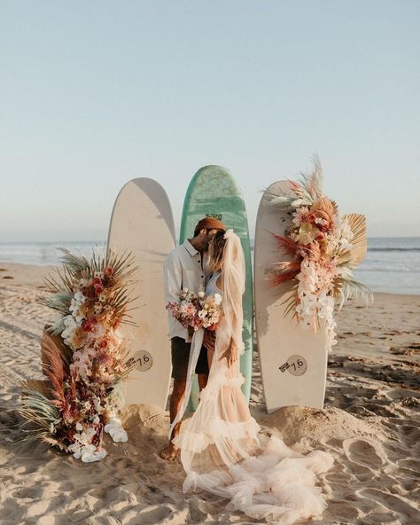 Surfboard Wedding, Surfer Wedding, Botanical Wedding Inspiration, Wedding Website Template, Tropical Wedding Inspiration, Surfboard Decor, Dream Beach Wedding, Wedding Planning Tools, Caribbean Wedding