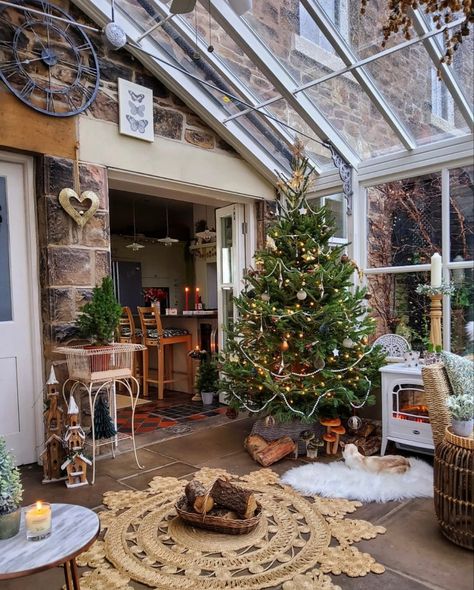 Eclectic Kitchen Decor, Conservatory Decor, Houses By The Beach, Farm House Livingroom, Christmas Apartment, Diy Shiplap, American Farmhouse, Farmhouse Remodel, Cute Cottage