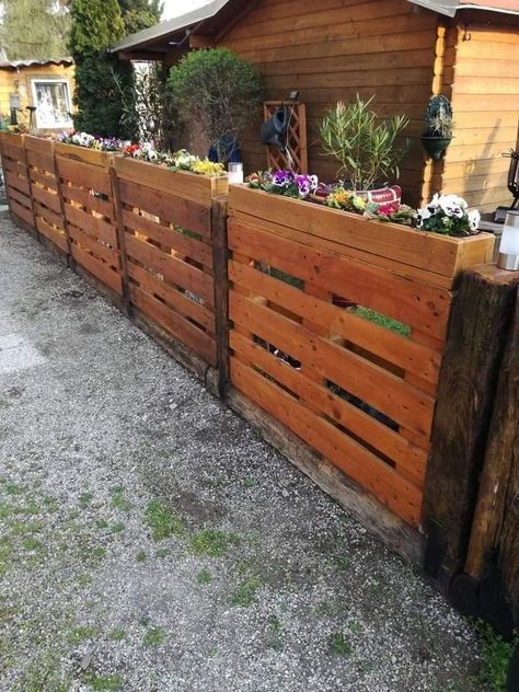 Pallet Fence Diy, Wood Pallet Fence, Pallet Projects Garden, Diy Garden Fence, Pallet Fence, Diy Fence, Backyard Diy Projects, Backyard Fences, Wooden Fence