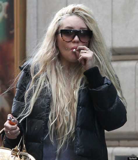 amanda bynes smoking weed... in this case she made a turn for the worse Amanda Bynes, Sophia Bush, Julianne Hough, Teenage Daughters, Celebrities Female, Pretty Things, Celebrity News, The Well, Blonde