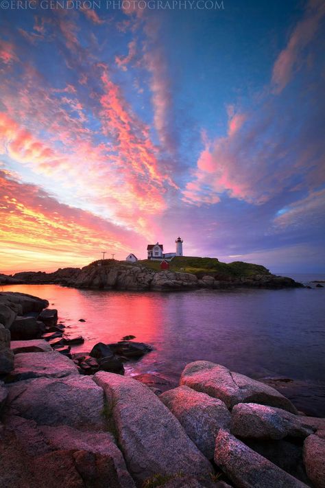 Nubble Lighthouse Maine, Nubble Lighthouse, York Maine, Maine Beaches, Lighthouses Photography, Maine Lighthouses, Maine Vacation, Lighthouse Pictures, Beach Beauty