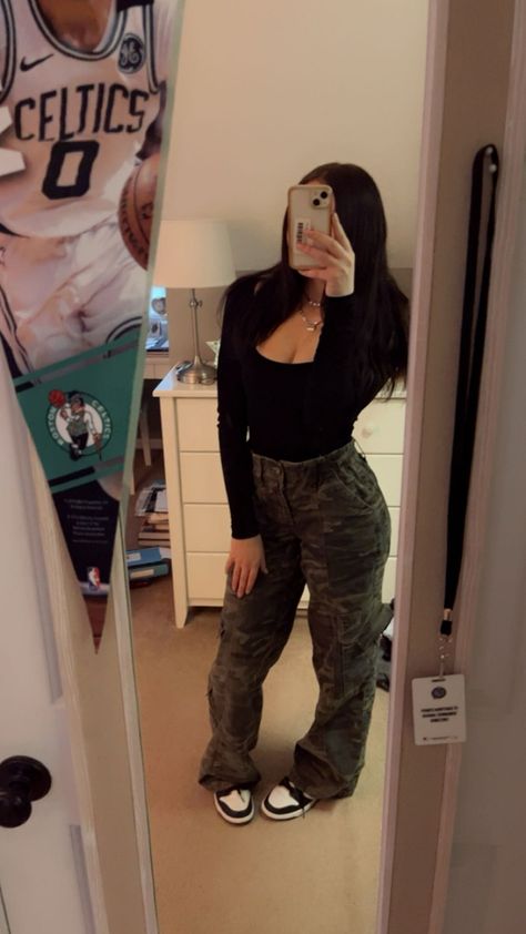 #camopants #cargopants #longsleeve #nikedunk #nikedunklow #shoes #shoesaddict #shoegame #ootd #ootdfashion #winteroutfit #winteroutfitideas #outfits #outfitideas #outfitstyle #outfitgoals #urbanoutfitters Body Suit With Cargo Pants, Outfit Ideas Camo Pants, Outfit Ideas With Camo Pants, Outfits With Black Cargos, Bodysuit With Cargo Pants, Cargo Camo Pants Outfit, Camo Pants Outfit Baddie, Black Longsleeves Outfit, Latina Outfits Casual