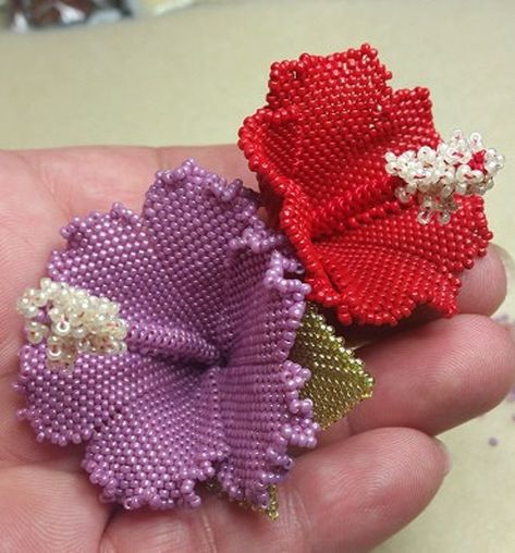 Flower Hibiscus, Beaded Flowers Patterns, Seed Bead Flowers, French Beaded Flowers, Bead Flower, Beading Crafts, Beautiful Beadwork, Bead Weaving Patterns, Seed Bead Tutorial