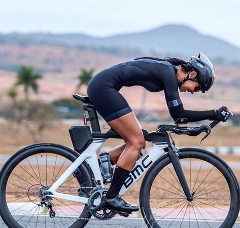 Cyclist Outfit, Bike Women Cycling, Girls On Bikes, Triathlon Women, Girls Glasses, Bicycle Chic, Women Cyclists, Female Cyclist, Road Bike Women