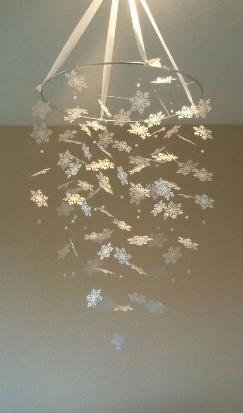 Christmas Ceiling Decorations Ideas, Snowflake Chandelier, Hanging Snowflakes, Julkransar Diy, Warm Apartment, Christmas Ceiling Decorations, Winter Wonderland Decorations, Winter Wonderland Theme, Winter Wonderland Party