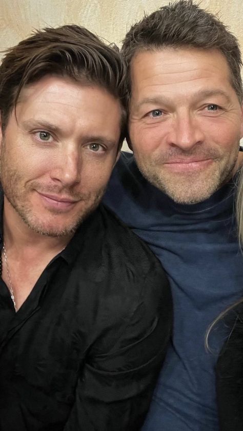 Jensen Ackles Misha Collins, Spn Destiel, Dean Winchester Shirtless, Jesen Ackles, Supernatural Actors, Jensen Ackles Supernatural, Jensen And Misha, Dean And Castiel, Supernatural Pictures