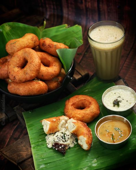 Medu Vada Photography, South Indian Food Photography Aesthetic, Kerala Snacks Photography, South Indian Street Food, Indian Snacks Aesthetic, Kerala Food Photography, South Indian Food Photography, Dosa Photography, Medhu Vada