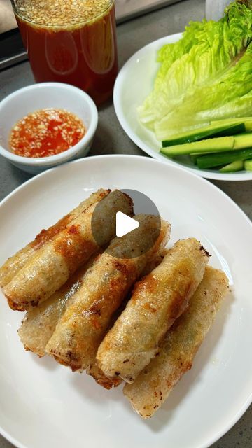 Stephanie | Easy recipes 🔪 on Instagram: "I can eat the whole batch but must contain myself 😆   ➡️ Recipe: Vietnamese Egg Rolls Makes 20-25   1 lb ground pork or turkey  2 tbsp fish sauce  2 tsp chicken bouillon  1 tsp black pepper  1 cup bean thread noodles/ vermicelli, rough chop 1 cup wood ear mushrooms, thinly sliced  1 cup green onions, thinly sliced  1/2 cup carrots, shredded  5-6 garlic, finely minced  1 egg   Rice paper  Frying oil, I use peanut oil  1. Rehydrate dried wood ear mushrooms with boiling water for 15 mins. Drain. Thinly slice.  2. Soak vermicelli noodles in warm water for 15 mins. Strain and touch chop.  3. Peel and shred carrots.  4. In a mixing bowl, combine all the ingredients and seasonings. Mix with hands for best consistency.  5. Dip rice paper in cold/room tem Vietnamese Rice Paper Egg Rolls, Spring Roll Vietnamese, Rice Paper Chicken Rolls, Rice Paper Filling Ideas, Rice Paper Recipes Chicken, Stephvnietea Recipes, Rice Paper Noodles, Rice Vermicelli Recipes, Fried Rice Paper Rolls