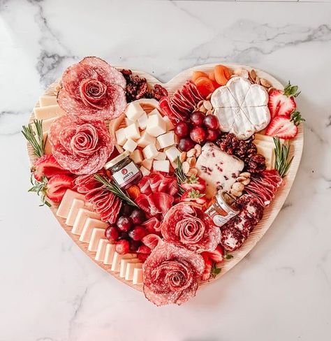 Valentines Day Snack Board, Valentines Theme Party Food, Valentine Charcuterie Board Ideas, Valentine’s Day Charcuterie Board, Valentines Cheese Board, Galentines 2023, Pink Charcuterie Board, Valentines Day Snacks, Pretty Charcuterie Board