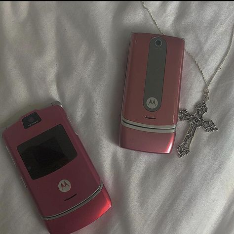 Motorola Flip Phone Aesthetic, Pink Flip Phone, Motorola Flip Phone, Japanese Cell Phones, Motorola Flip, 2000s Phone, Flip Phone Aesthetic, Technology Aesthetic, 2000 Aesthetic