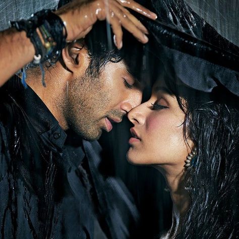 Ashique 2 Pics, Ashique 2, Bollywood Kiss, Kiss Rain, Aashiqui 2, Best Love Pics, Gentleman Aesthetic, Bollywood Couples