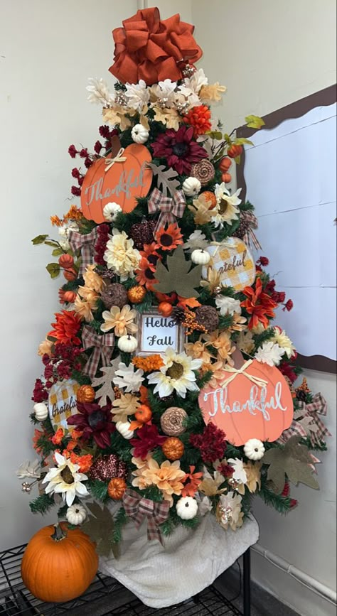 All Year Round Christmas Tree, Thanksgiving Christmas Tree Ideas, Thanksgiving Tree Decorations, Thanksgiving Tree Ideas, Autumn Christmas Tree, Turkey Christmas Tree, Fall Christmas Tree Ideas, Thanksgiving Trees, Fall Balcony