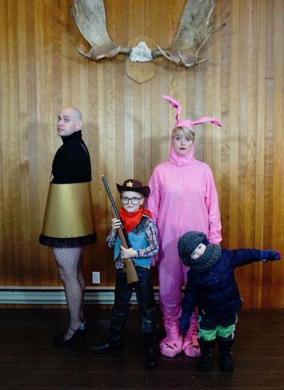 15 Families Who Crushed Their Holiday Cards Christmas Character Costumes, Christmas Story Lamp, Funny Christmas Costumes, Best Christmas Songs, Elf Shelf, Family Christmas Card Photos, Running Costumes, Family Christmas Cards, Christmas Parade