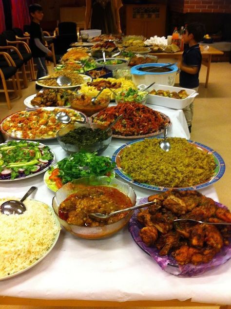 This platter of food, that is laid out on this huge table has some of the most famous dishes eaten and made by Afghans far and wide, from generation to generation. Another  meal eaten by a typical Afghan family is Mantu. This dish consists of steamed dumplings that have been stuffed with minced onions and beef. No wonder they eat food like this, they look, sound and taste amazing! Pakistani Dinner Table, Cucamelon Recipes, Afghanistan Travel, Mantu Recipe, Afghani Food, Afghanistan Food, Pakistan Food, Afghan Food, Famous Dishes